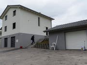 Vor diesem Haus wurde 2013 ein Italiener vor den Augen seiner Verlobten und vor vier Kindern erschossen. (Bild: KEYSTONE/JEAN-CHRISTOPHE BOTT)