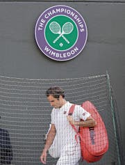 Bitterer Abgang für Roger Federer. (Bild: Ben Curtis/Keystone (Wimbledon, 11. Juli 2018))