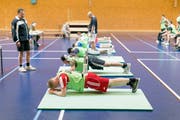 An der Rekrutierung wird die Rumpfkraft der künftigen Rekrutinnen und Rekruten getestet. Dieser Test ist einer von fünf Disziplinen. (Bild: KEYSTONE/Gaetan Bally)