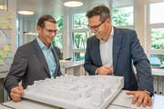 Vertragsunterzeichnung mit Andreas Widmer von der WWZ und CEO von Zug Estates Tobias Achermann (Bild: Christian H. Hildebrand, 12. Juli 2018)