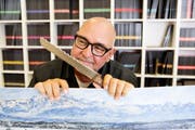 Andy Hostettler hält ein echtes Panorama Knife in der Hand. (Bild: Donato Caspari)