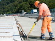   No more long trousers in the extreme heat of road construction: now construction workers can wear shorts to transport. (Image: KEYSTONE / ANTHONY ANEX) 