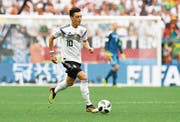 Mesut Özil wird vermehrt in Schutz genommen – dafür wird der deutsche Verband immer häufiger angeprangert. (Bild: Facundo Arrizabalaga/EPA)