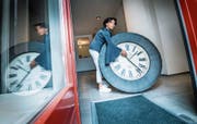 Die Zeit läuft: Yvonne Schoch verliert jeden Tag Geld, solange sie ihren Shop an der Hauptstrasse 13 nicht eröffnen kann. (Bild: Andrea Stalder)