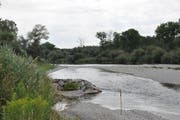 Die Buhne im Bereich Biberäuli lenkt die Strömung zur Flussmitte. Sie gilt als sanfter Eingriff im Wasserbau. (Bilder: Sebastian Keller)