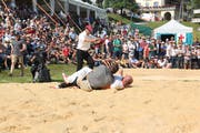 Nach diesem «vermeintlichen» Sieg feierte Stefan Arnold seinen Kranzerfolg, der ihm später wieder aberkannt wurde. (Bild: Paul Gwerder (Rigi, 9. Juli 2018))