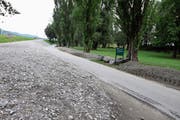 Die Parkplätze beim Spielplatz Wiesenrain wurden mit Kies zugeschüttet. Entstehen soll dort eine Wildblumenwiese. (Bild: Susi Miara)