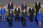 Donald Trump inszeniert sich selbst beim Gruppenfoto. Was er wohl Angela Merkel zuruft? (Bild: Christian Bruna/EPA (Brüssel, 12. Juli 2018)