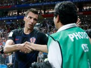 Erhielt von Kroatiens Torschütze Mario Mandzukic persönlich eine Entschuldigung dafür, dass er mitten in die Jubelszenen geriet: der AFP-Fotograf Yuri Cortez (Bild: KEYSTONE/AP/FRANK AUGSTEIN)
