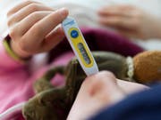2018 wird der Prämienschub bei den Krankenkassen voraussichtlich etwas mässiger ausfallen als in den Vorjahren. (Bild: KEYSTONE/GAETAN BALLY)
