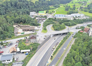 Bei der Autobahn-Ein- und -Ausfahrt in Goldau wird derzeit geprüft, ob ein neuer Kreisel gebaut werden soll. (Bild: Erhard Gick)