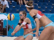 Nadine Betschart (links) und Tanja Hüberli vergaben im zweiten Spiel sechs Matchbälle und verpassten den direkten Einzug in die Achtelfinals. Nun müssen sie den Umweg über die Zwischenrunde nehmen (Bild: KEYSTONE/PETER SCHNEIDER)