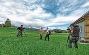 Der Natur, der Landschaft und dem Fernsehmachen widmet sich Victor Rohner (Mitte) akribisch. (Bild: Corinne Kunz)