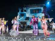 Disco-Groove am Thunersee: Die Thunerseespiele zeigen bis Ende August eine berndeutsche Fassung des ABBA-Musicals «Mamma Mia» - bunt, schrill, nostalgisch und mit Ohrwürmen reich befrachtet. (Bild: Keystone/PATRICK HUERLIMANN)