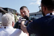 Gefragter Interviewpartner nach seinem Sieg am Zuger Kantonalen: Martin Grab. (Bild: Werber Schelbert (Menzingen, 22. April 2018))