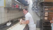 Konditorin-Confiseurin Sandra W. hat ihre Traumlehrstelle in der «Backstube Widnau» gefunden. (Bild: Corinne Bischof)