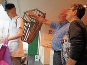 Der Brotverträger in Oberegg wird viel beachtet und weckt Erinnerungen an frühere Zeiten mit einer aus heutiger Sicht unglaublichen Vielzahl von Bäckereien. (Bild: Peter Eggenberger)