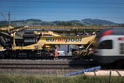Während der Arbeiten bleibt ein Gleis befahrbar. Wenn ein Zug anrollt, werden die Arbeiter von Sirenen gewarnt. (Bild: Benjamin Manser)