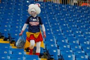 Ein japanischer Fan beim Aufräumen im Stadion. (Bild: Keystone)