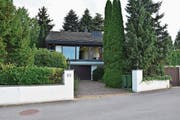 Gehört nicht mehr dem Tennisstar Roger Federer: die Liegenschaft Studenbühlstrasse 65 in Wollerau. (Bild: Stefan Grüter)