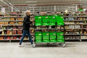 Eine Mitarbeiterin von Amazon Fresh in München. (Bild: PD)