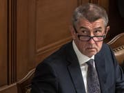 Fast neun Monate nach den Wahlen hat der tschechische Ministerpräsident Andrej Babis am Donnerstagmorgen die obligatorische Vertrauensfrage überstanden. (Bild: KEYSTONE/EPA/MARTIN DIVISEK)