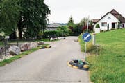 Seit Anfang Mai stehen auf dem Braunauer Kirchensteig Inseln zur Verkehrsberuhigung. (Bild: Roman Scherrer)