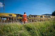 Tag und Nacht sind die Arbeiter während den kommenden Wochen mit dem Gleisbau beschäftigt. (Bild: Benjamin Manser)