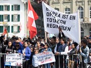 Eritreische Flüchtlinge demonstrierten im Mai in Bern und und reichten eine Petition für eine humanitäre Flüchtlingspolitik ein. (Bild: KEYSTONE/PETER SCHNEIDER)