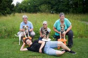 Möni Berlin mit Lezzi, Astrid Hess mit Timm, Barbara Causa mit Emmi und Hundetrainerin Karin Heiland (liegend). (Bild: Maya Heizmann)