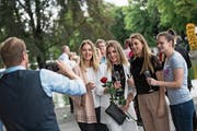 Posieren für die bestandene Lehre: Absolventinnen kaufmännischer Berufe vor dem KKL.