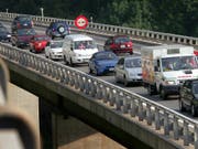 Arbeiten auf Autobahnen sollen dank des neuen Baustoffs UHFB weniger lang dauern und den Verkehr weniger behindern. (Bild: KEYSTONE/FABRICE COFFRINI)