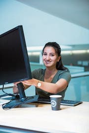 Als eine von nur vier Frauen hat Neela Kazi (19) die Informatik-Berufsschule besucht.