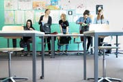 An der Debatte darüber, wie viele der Jugendlichen in der Schweiz an den Mittelschulen die Maturität erreichen sollen, scheiden sich unter Bildungspolitikern und Wissenschaftern die Geister. (Bild: Gaetan Bally/Keystone, Glarus, 17. Mai 2018)