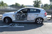 Das Unfallauto auf der Kantonsstrasse in Buchrain. (Bild: Luzerner Polizei)