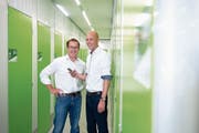 PlaceB-AG-CEO Terry Fehlmann (links) und Marketingchef Manuel Gerber im Self Storage an der Sumpfstrasse. (Bild: Maria Schmid (Zug, 12. Juli 2018))