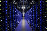 Blick in ein Rechenzenter von Google im amerikanischen Douglas County. (Bild: EPA)