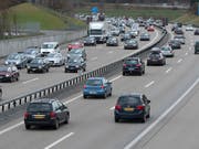 Wird bei grossem Fahrzeugaufkommen die zulässige Höchstgeschwindigkeit reduziert, verflüssigt sich der Verkehr. (Bild: KEYSTONE/MARCEL BIERI)