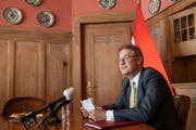 Ilhan Saygili, Botschafter der Türkischen Republik, spricht in der Botschaftsresidenz in Bern. Aus Anlass des Jahrestages des Putschversuches vom 15. Juli 2015 findet heute eine Medienorientierung statt. (Keystone/Patrick Huerlimann)