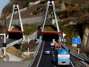 Ein Geisterfahrer der besonderen Art ist in der Nacht auf Freitag in der Autobahn-Galerie der A9 bei St-Maurice im Wallis gestoppt worden: Ein 24-jähriger Afghane war dort mit dem Velo in falscher Fahrtrichtung unterwegs. (Bild: KEYSTONE/JEAN-CHRISTOPHE BOTT)