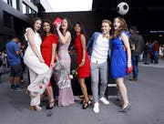 Die Feier in der Bossardarena mit vielen strahlenden Gesichtern. Im Bild von links: Sonja Stepanovic, Arbresha Gega, Dajana Angelova, Yanuha Balendran, Aladin Becirbasic und Filipa Carneiro. (Bild: Werner Schelbert, Zug, 6. Juli 2018)