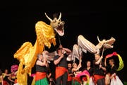Szene aus der Produktion «zugedeckt und aufgedeckt» des Aadorfer Tanztheaters Divertimento. (Bild: Maya Heizmann, 4. Mai 2018)
