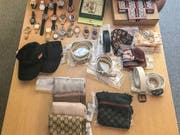 Die Kantonspolizei Zürich hat mehrere Dutzend gefälschte Uhren, Lederwaren und Schmuck sichergestellt. (Bild: Kantonspolizei Zürich)