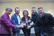 Die Aadorfer Schulbehörde mit Astrid Keller, Martin Köstli, Sandra Gansner Lienau, Andreas Spring und Nino Heider stösst am 12. Februar 2017 auf die Gesamterneuerungswahl an. (Archivbild: Olaf Kühne)