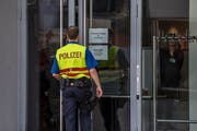 Ein Polizist leistet Einsatz im Rahmen des Mammutprozesses Kümmerstshausen. (Bild:Thi My Lien Nguyen)