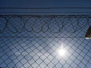 In Zürcher Untersuchungsgefängnissen sollen Inhaftierte künftig mehr Zeit ausserhalb der Zelle verbringen können. (Bild: KEYSTONE/GAETAN BALLY)