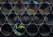 Ein Mitarbeiter prüft tonnenschwere Rohre für die zukünftige Ostseepipeline Nord Stream 2 auf einem Lagerplatz im deutschen Mukran. (Jens Büttner/Keystone, 16. Dezember 2016)