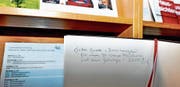 In der Pfarrkirche Küssnacht ist ein Buch aufgelegt, in das Fürbitten, Anliegen und Dankesgebete geschrieben werden können. Hier bat jemand für Pfarrer Werner Fleischmann und seine Gläubiger um Gottes Gnade und Barmherzigkeit. (Bild: Edith Meyer (12. Juli 2018))