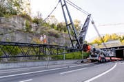 Am späten Nachmittag beginnt die Montage des 80 Meter langen Auslegers des Pneukrans.