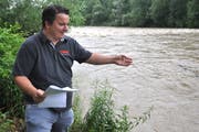Ante Jularic, TGB-Bereichsleiter Wasserversorgung, blickt bei Niederbüren auf die Thur. Unweit des rechten Flussufers befinden sich zwei Grundwasserpumpwerke. (Bild: Cyrill Rüegger)